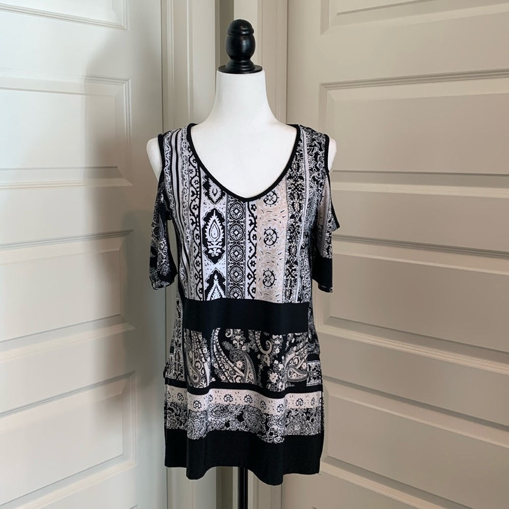 CLEO WOMEN’S V-NECK TOP w/ OFF THE SHOULDER SLEEVES